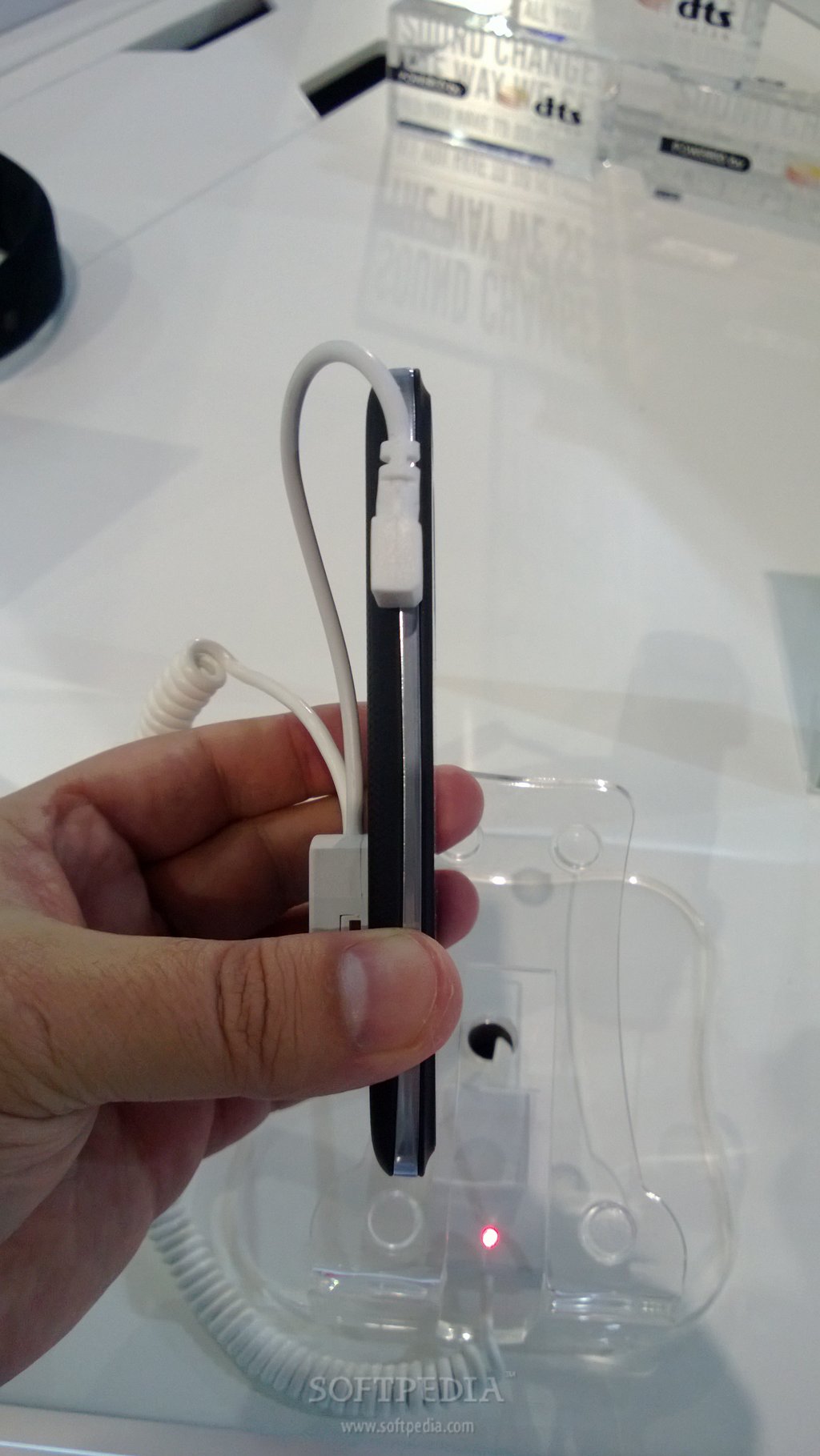 MWC-2013-Intel-Based-Acer-Liquid-C1-Hands-On-5