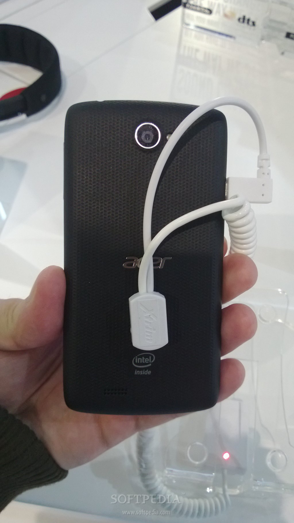 MWC-2013-Intel-Based-Acer-Liquid-C1-Hands-On-6