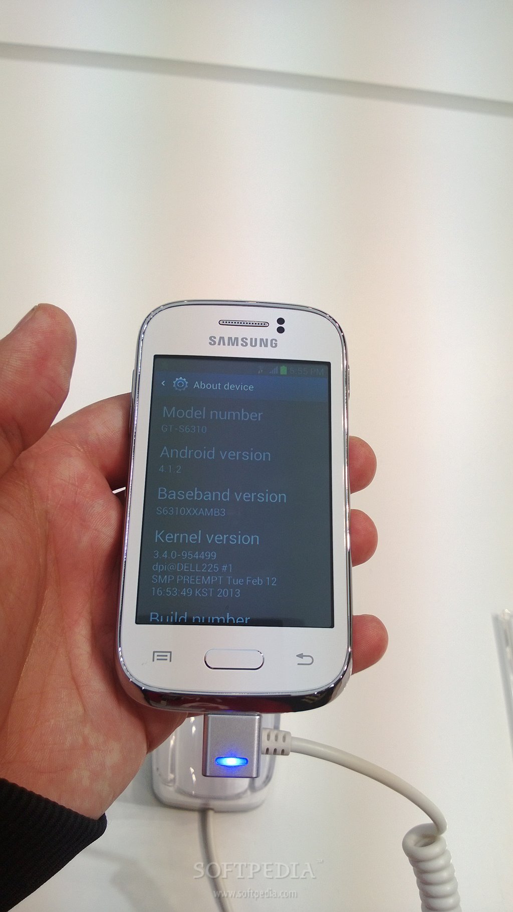 MWC-2013-Samsung-Galaxy-Young-Hands-On-8