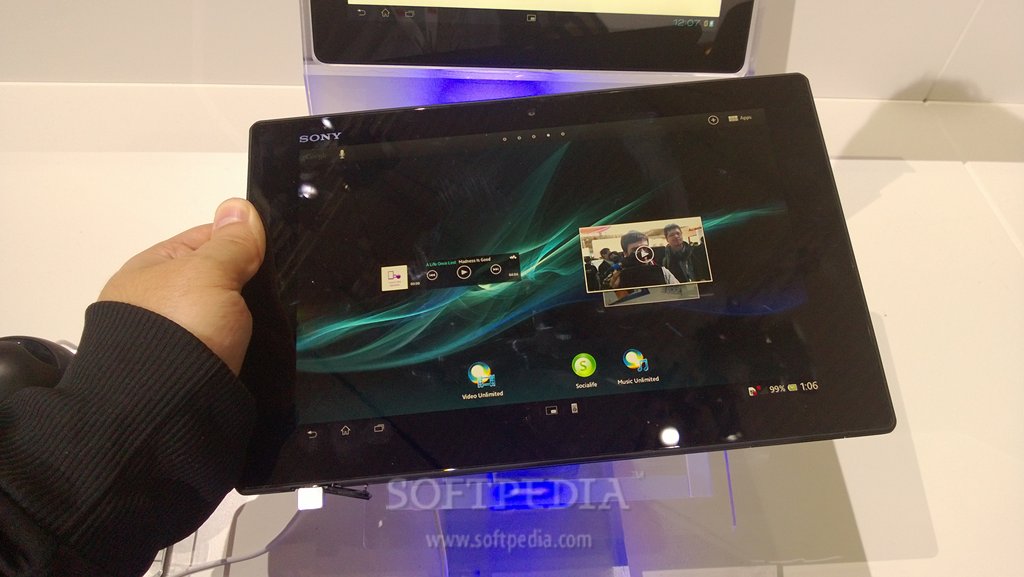 MWC-2013-Sony-Xperia-Tablet-Z-Hands-On-4