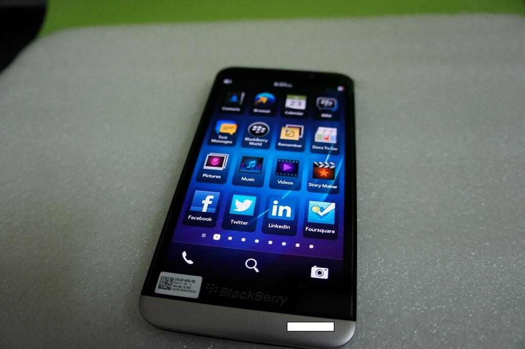 New-Leaked-Photos-of-BlackBerry-A10-Emerge-01