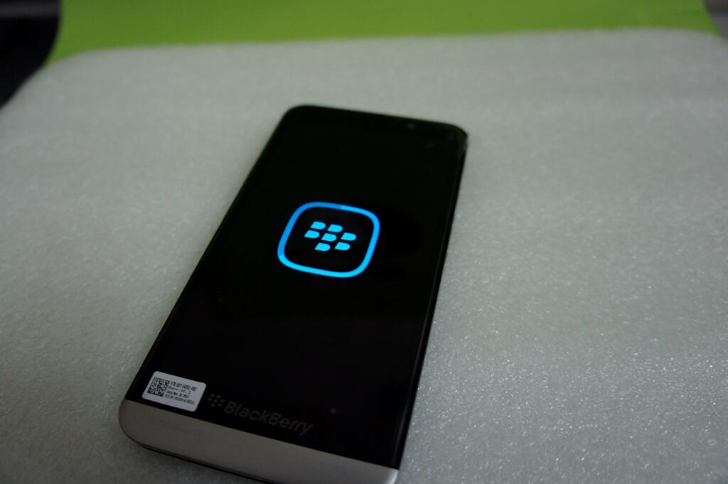 New-Leaked-Photos-of-BlackBerry-A10-Emerge-03