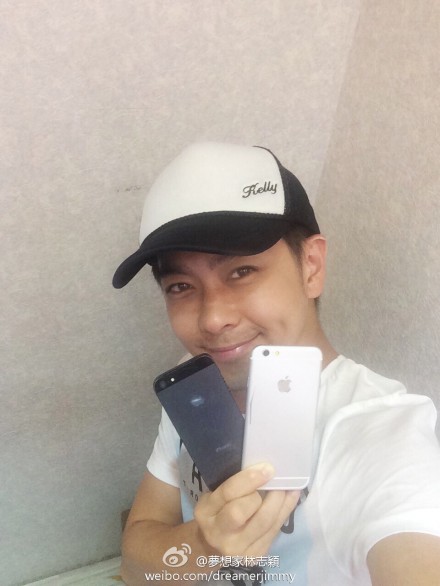 Taiwanese-celebrity-Jimmy-Lin-published-pictures-of-the-alleged-iPhone-6-compared-to-the-iPhone-5
