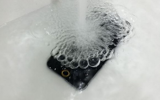 The-new-Apple-iPhone-6-could-withstand-submersion-in-water-634x400