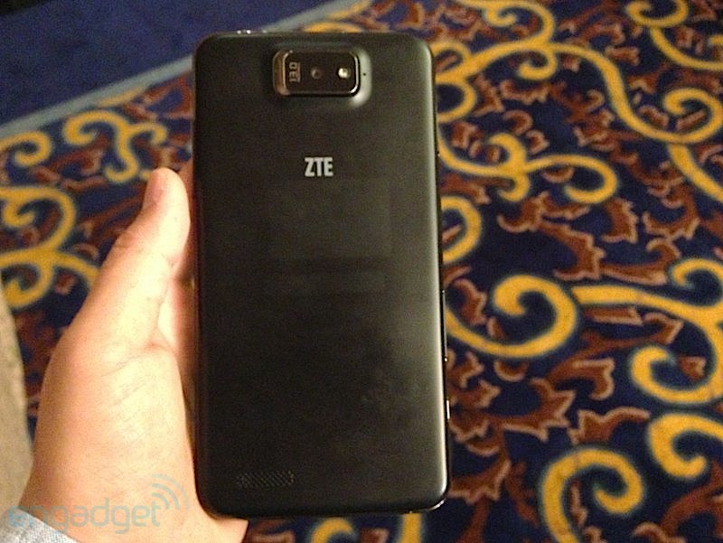 ZTE-Grand-Memo-Phablet-Gets-Hands-On-Treatment-Ahead-of-MWC-2013-Launch-3