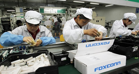 a-rising-tide-strong-sales-of-the-iphone-boosts-foxconns-profits-by-41-logo