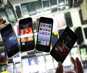 السلطات الصينية تكشف 22 متجرا لبيع منتجات ابل المقلدة apple