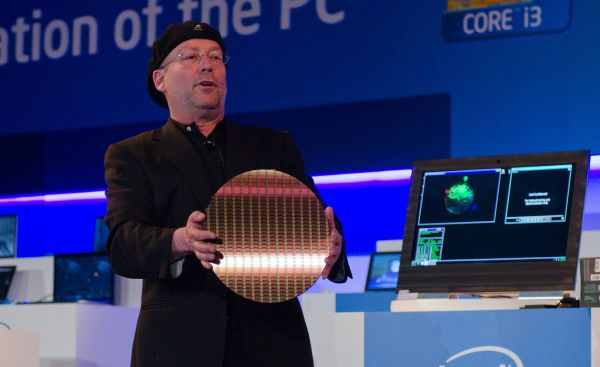 Mooly Eden يعرض قالب السيليكون Wafer في معرض IDF 2011.