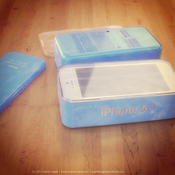 leaked-images-show-apple-iphone-5c-tucked-away-in-its-retail-packaging-01