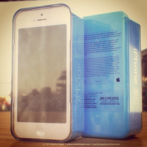 leaked-images-show-apple-iphone-5c-tucked-away-in-its-retail-packaging-02