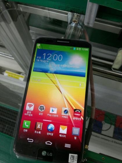 lg-g2-caught-on-camera-yet-again-shows-off-5-2-display-02