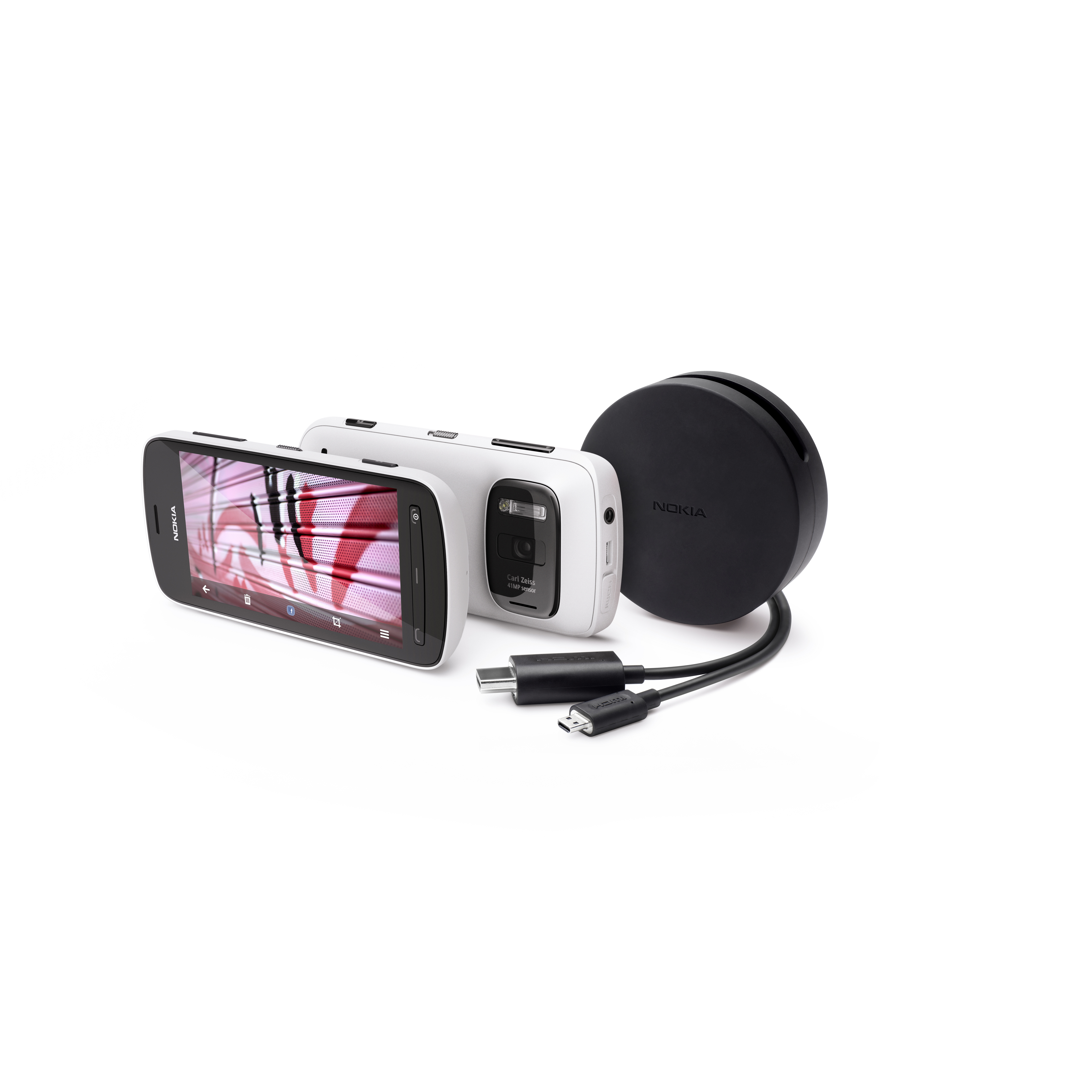 nokia-808-pureview-in-white-with-hdmi-cable