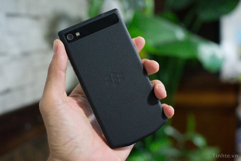 photos of blackbery z10 porsche design leak-02