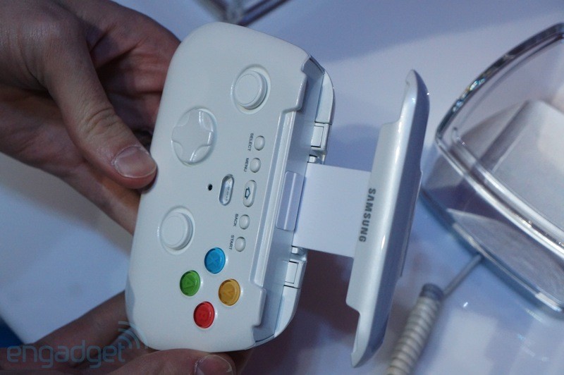 samsung-shows-off-prototype-wireless-game-pad-03