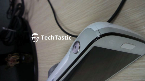 samsung galaxy s4 zoom official photo surfaces 16mp camera in tow-02