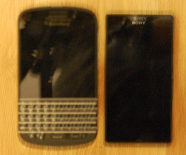 sony xperia honami mini photo sizes it up against blackberry q10-01