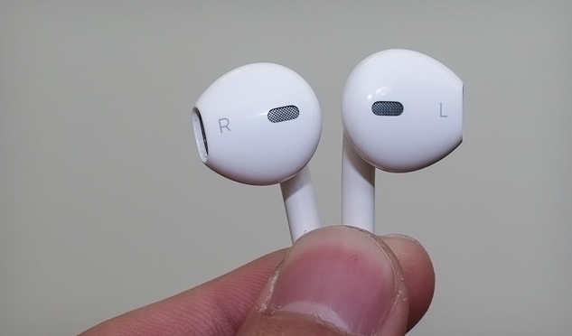 white-earbuds