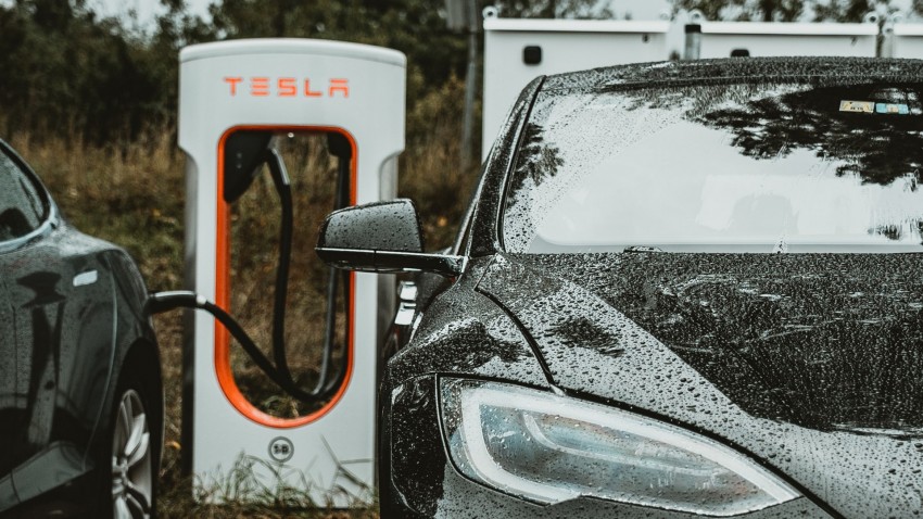 Tesla تُتيح "شاحنها فائق السرعة" للسيارات الكهربائية الأخرى لأول مرة!
