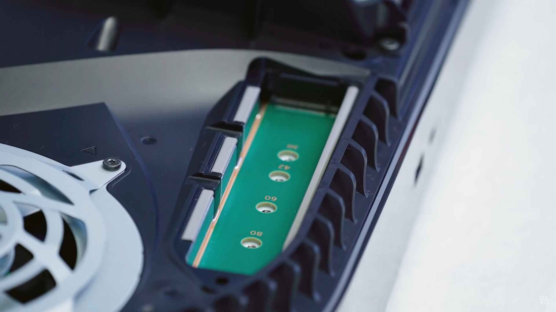 سوني تُطلق أول تحديث لنظام PS5 يدعم فتح منفذ التخزين الخارجي M.2 SSD