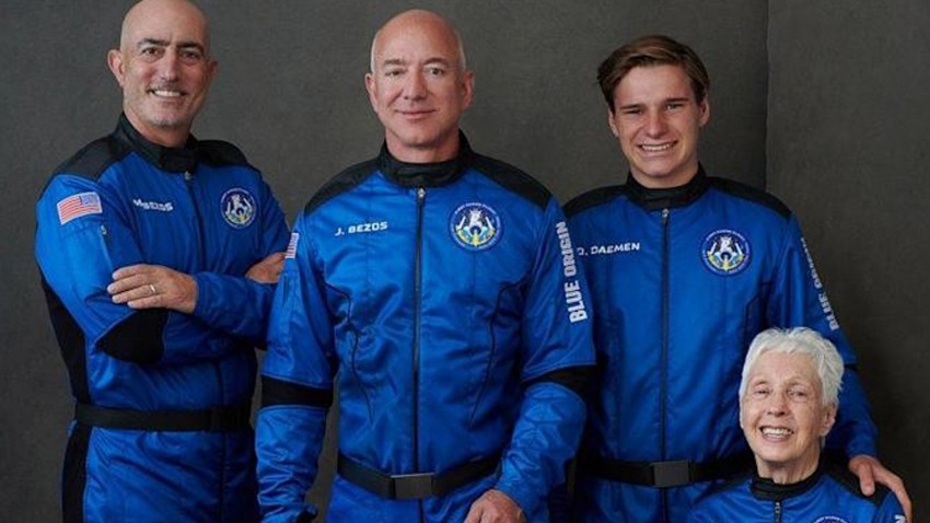 جيف بيزوس ينجح في الذهاب إلى الفضاء والعودة عبر شركته Blue Origin