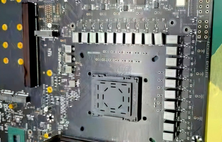 ظهور صور للوحة Intel Z690 بنسختها الهندسية يكشف عن بعض التفاصيل!