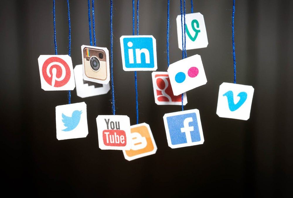 كيف تتعامل وسائل التواصل الاجتماعي مع سيطرة طالبان؟