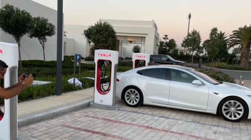 شركة Tesla تفتتح محطات شحنها في المغرب!