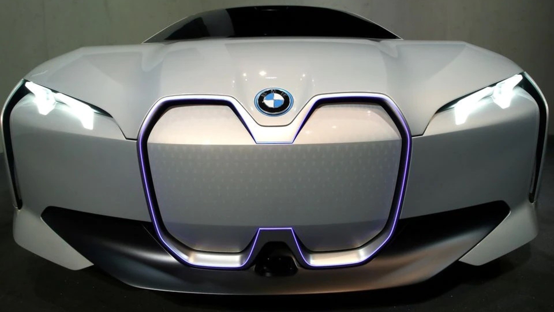 BMW ستتوقف تدريجياً عن استخدام محركات الإحتراق الداخلي بحلول عام 2024