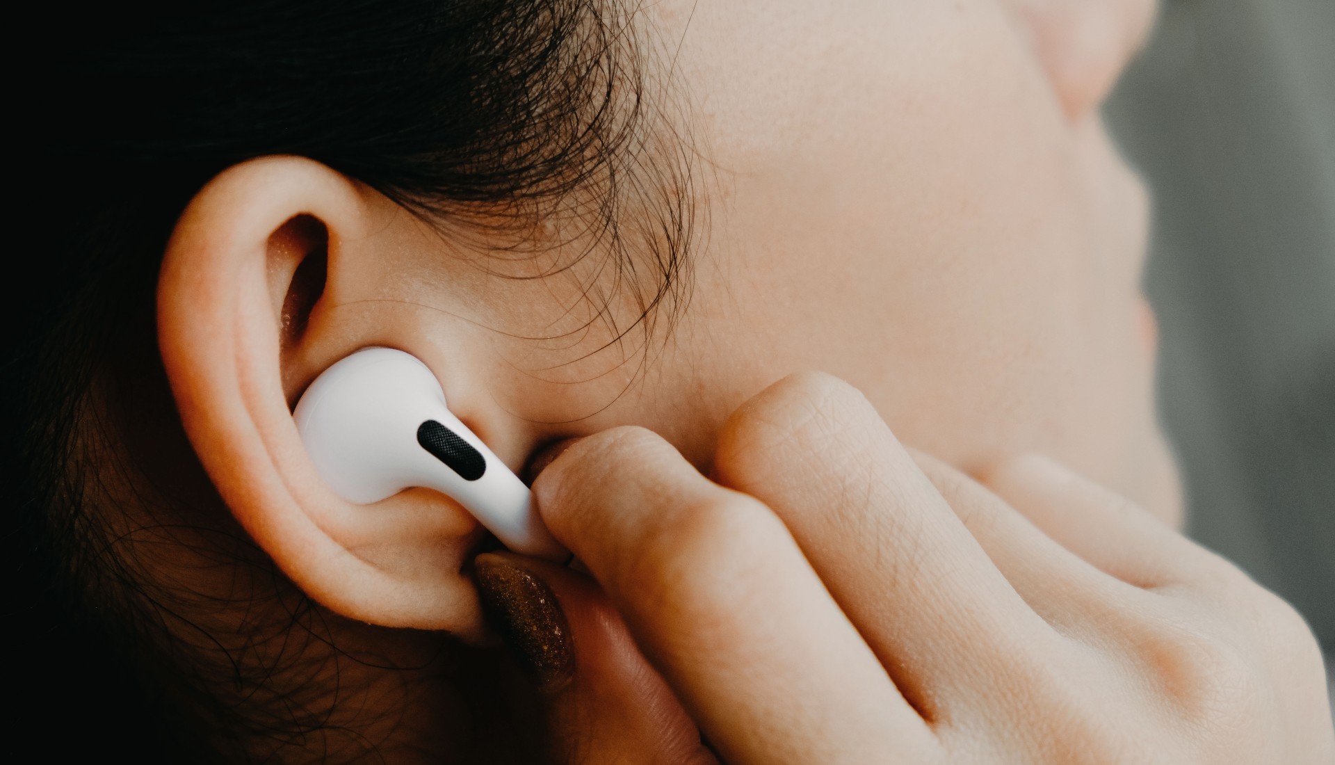 أبل تُخطط لإستخدام سماعات AirPods لتحسين السمع وقياس درجة حرارة الجسم