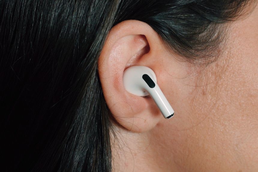 أبل تُخطط لإستخدام سماعات AirPods لتحسين السمع وقياس درجة حرارة الجسم