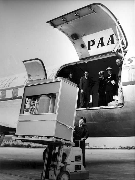 تسليم IBM Model 350 Disk File عن طريق طائرة !