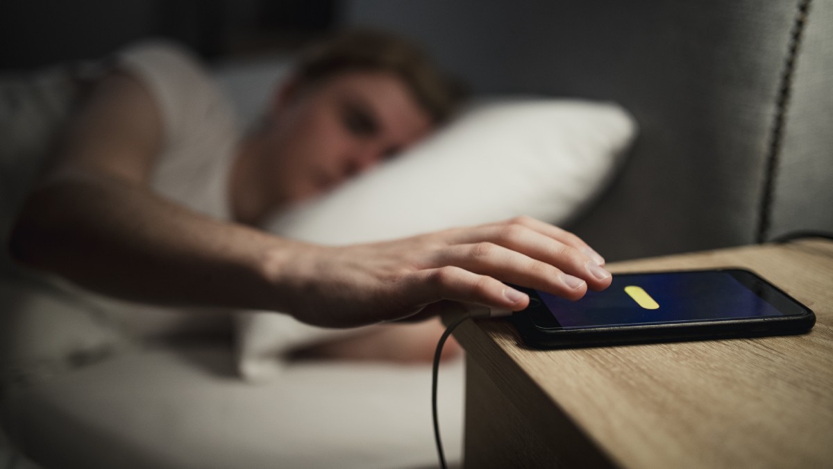 لماذا لا يجب شحن هاتفك الذكي أثناء النوم؟