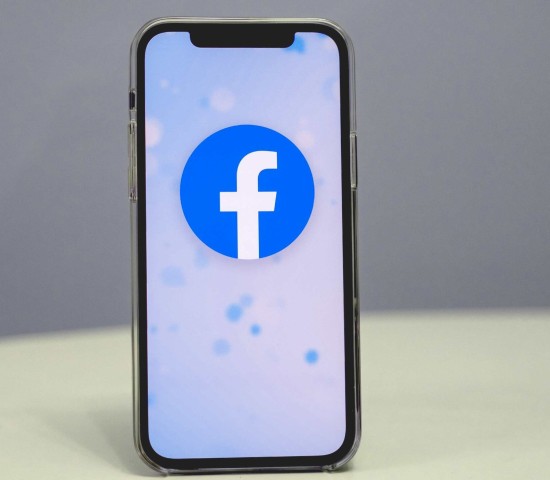 المصادقة الثنائية ستكون إلزامية لحسابات فيسبوك المعرضة للإختراق