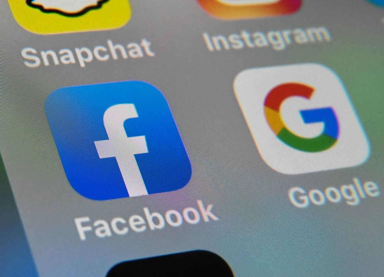تغريم فيسبوك وجوجل في فرنسا بسبب انتهاك خصوصية المستخدمين