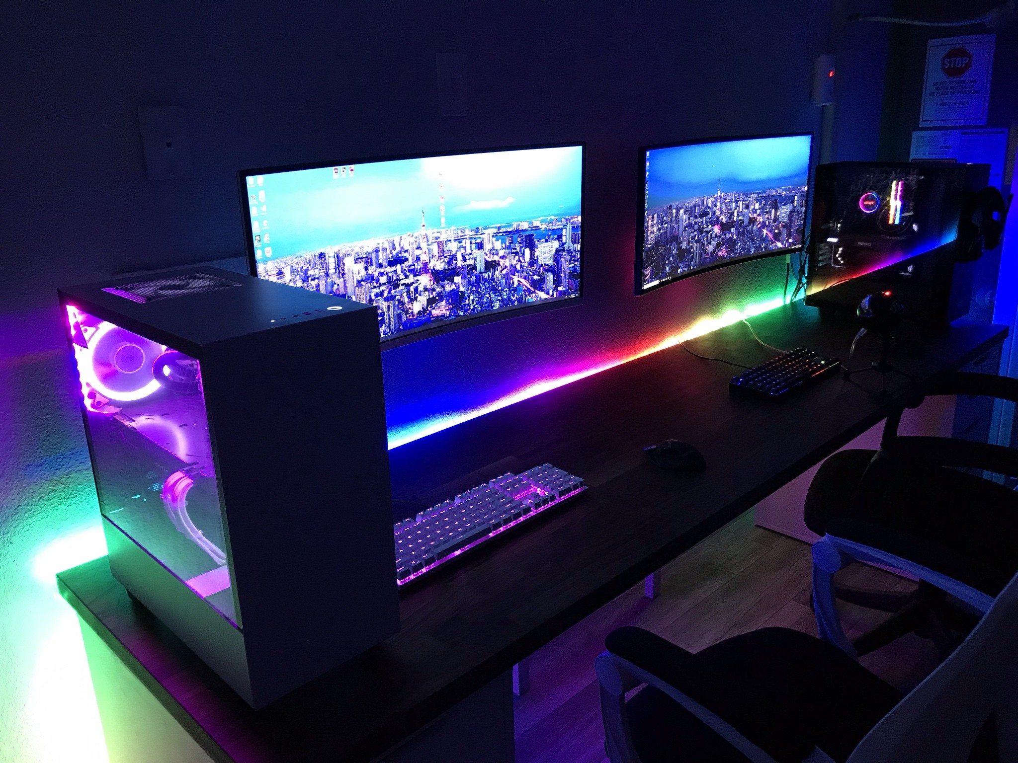 مكتب مضاء بإضاءة RGB 