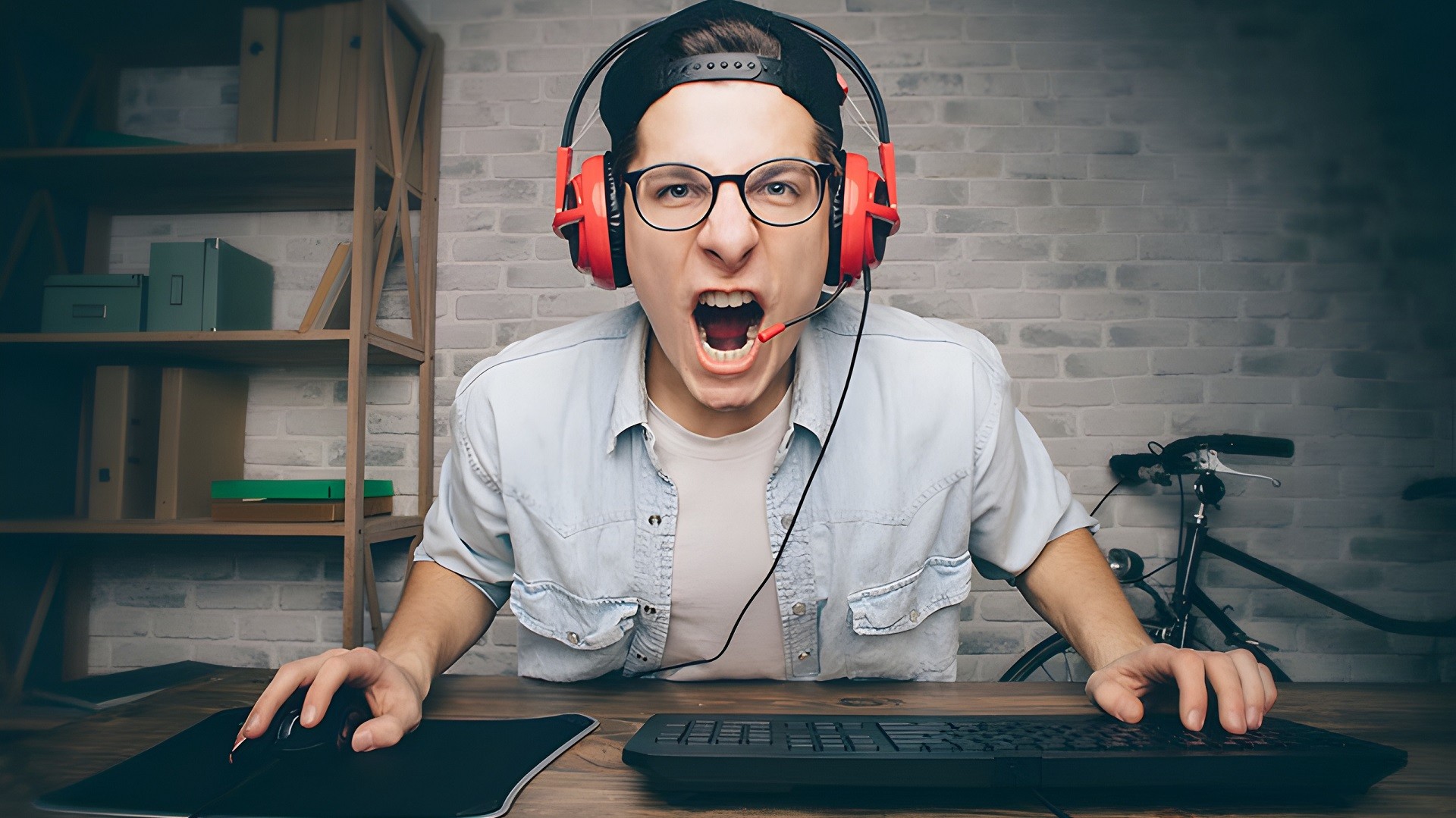 لاعب يصرخ أمام الكمبيوتر بسبب كراهية ال NFT