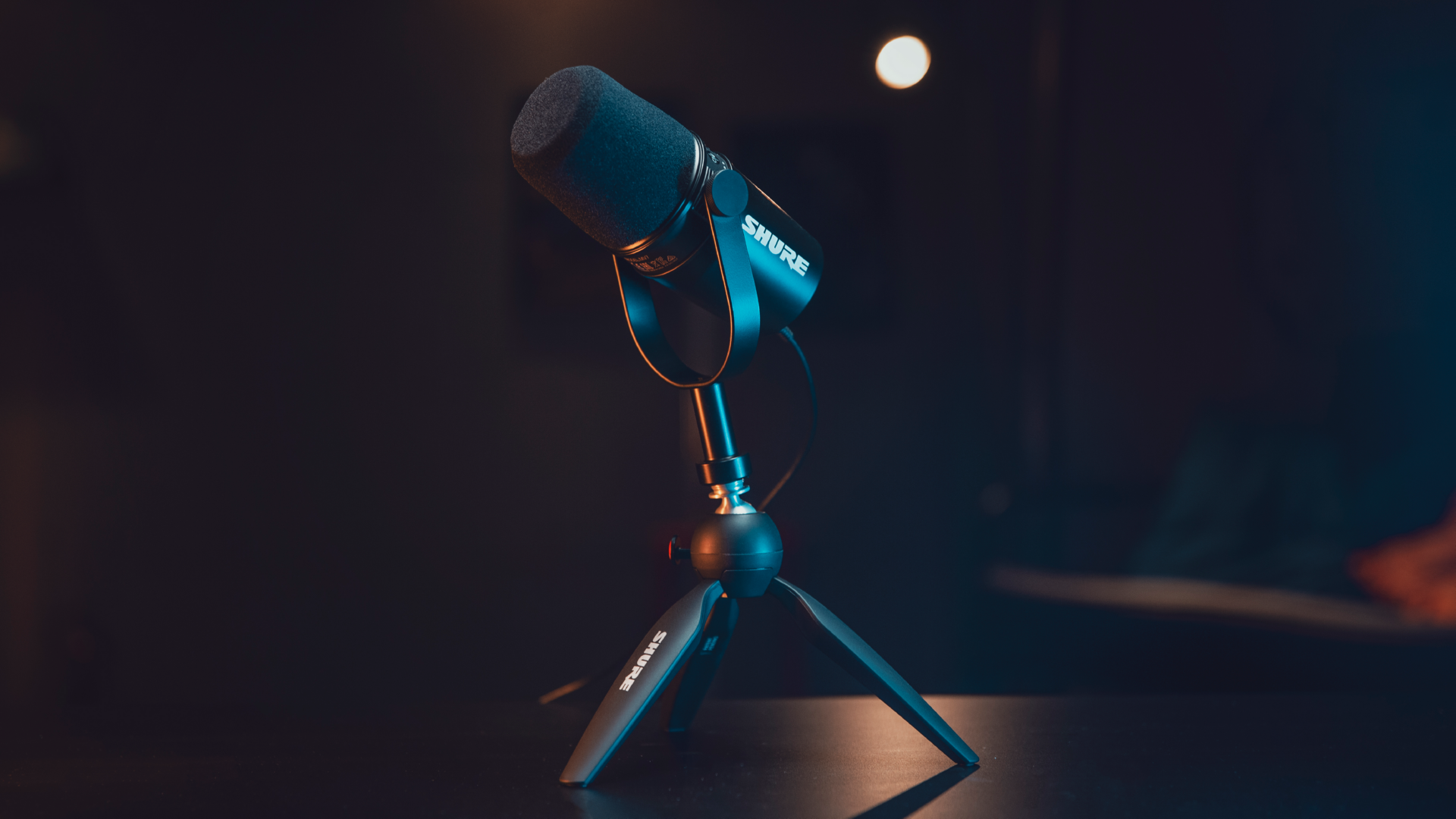 مراجعة ميكروفون SHURE MV7 مع سماعات SRH440A
