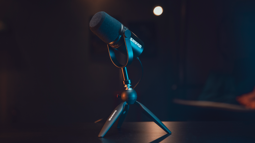 مراجعة ميكروفون SHURE MV7 مع سماعات SRH440A