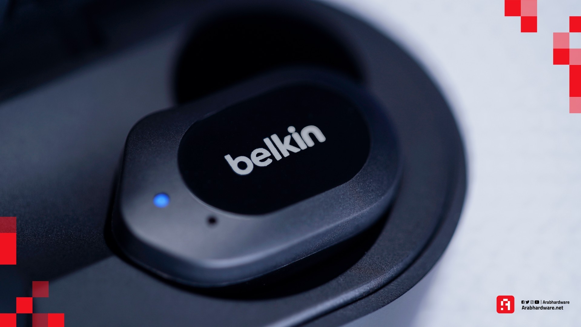 قطعة من سماعات SOUNDFORM Play وعليها شعار شركة Belkin