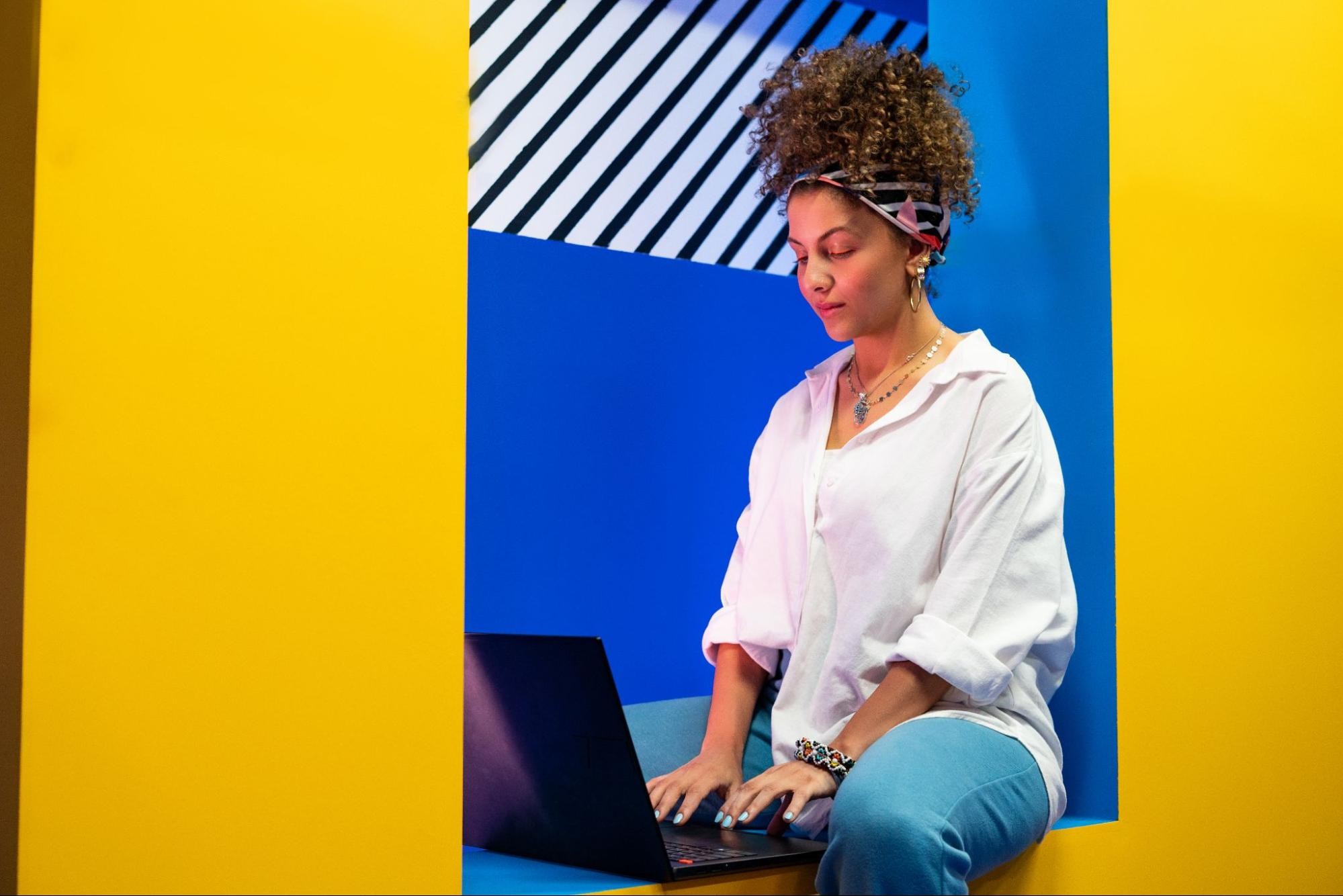 فرحزادة تستخدم لابتوب Asus Vivobook Pro 16X Oled