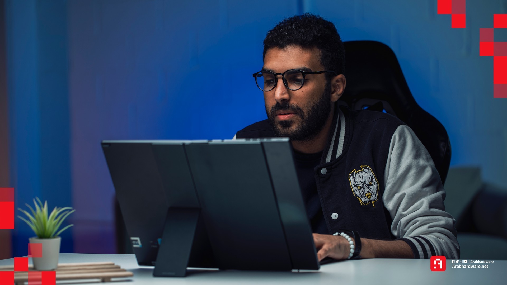 مستخدم يستعمل ASUS Zenbook 17 Fold