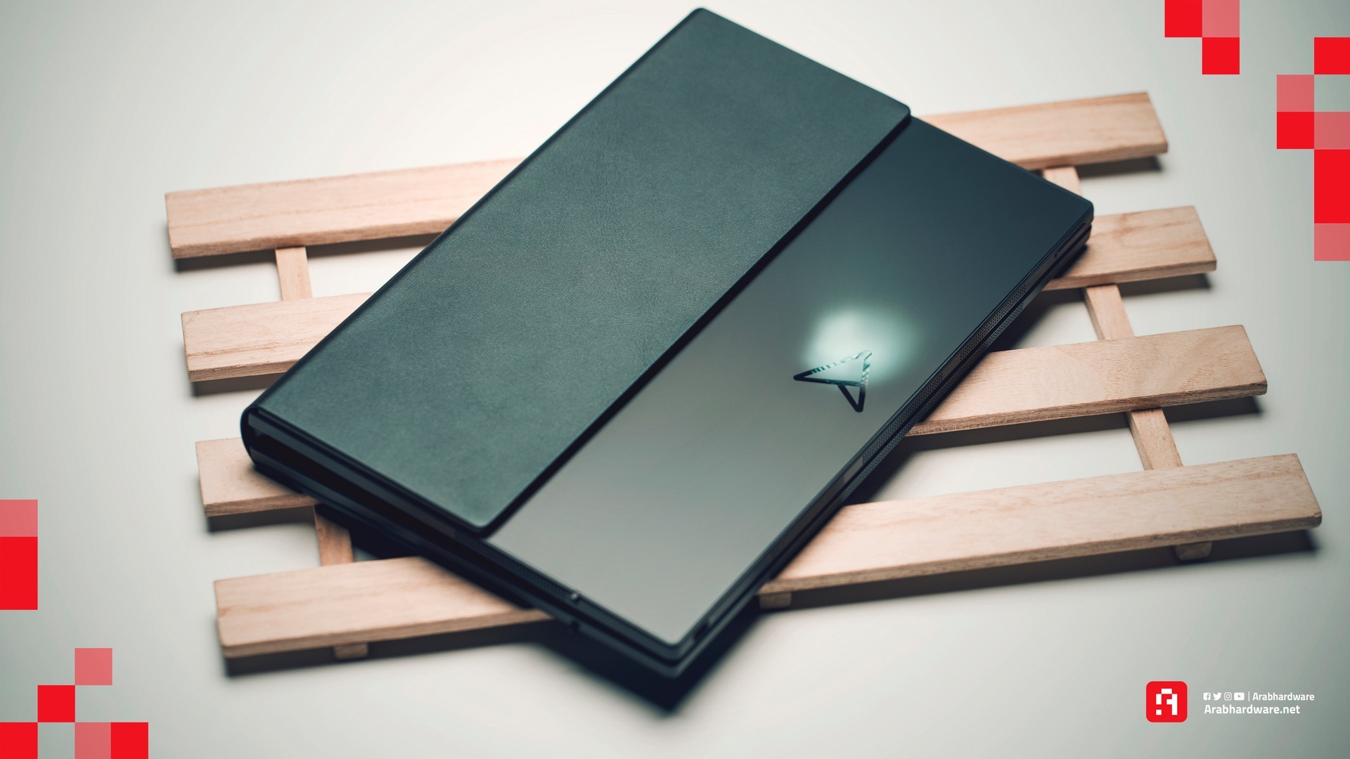 ASUS Zenbook 17 Fold داخل الحافظة الخاصة بهd