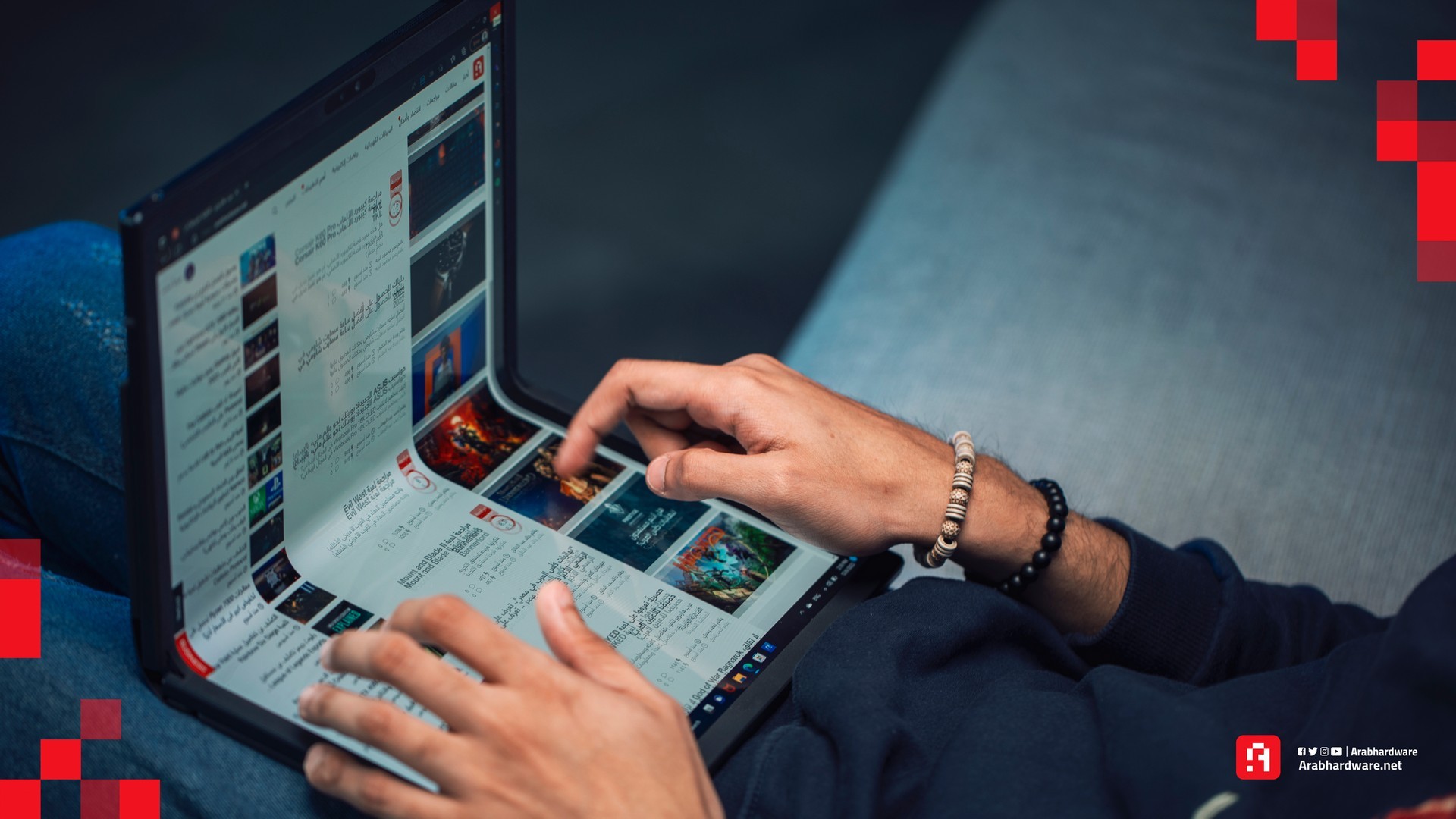 شكل ASUS Zenbook 17 Fold اثناء الطي 