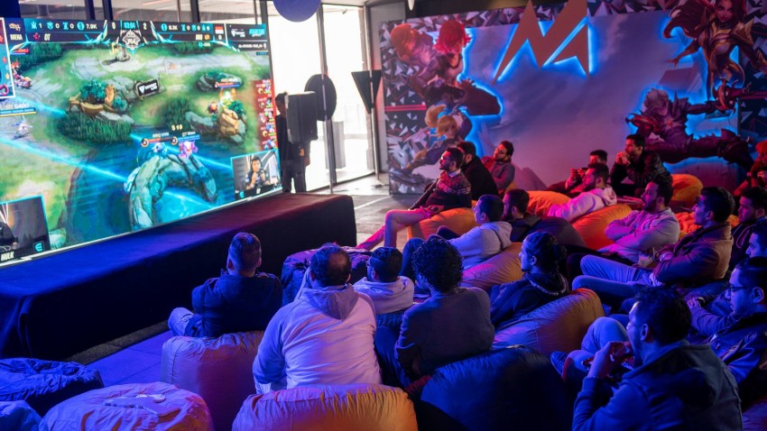 تشجيع حار لفريق أوكيباي أثناء مشاركته في بطولة Mobile Legends العالمية