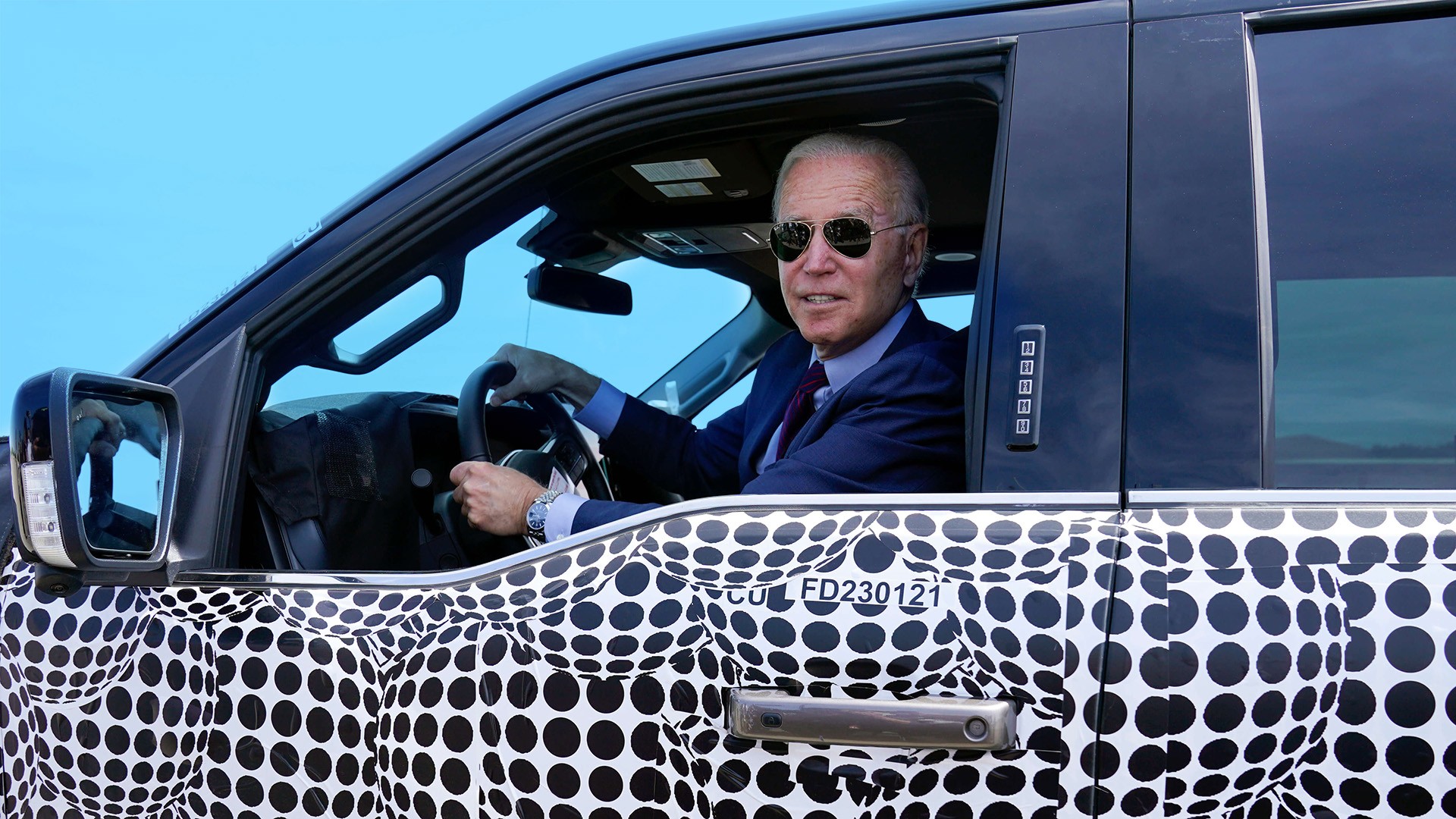الرئيس الأمريكي جو بايدن داخل شاحنة فورد الكهربائية