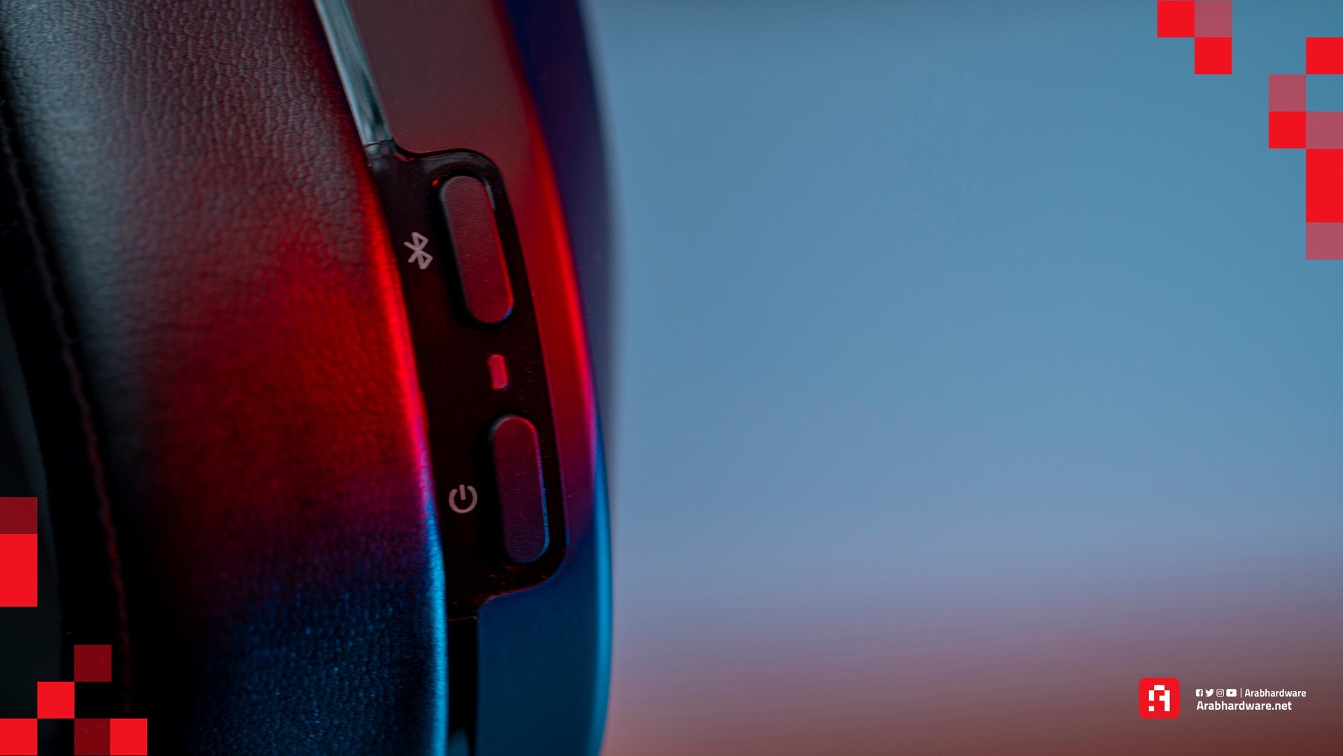 Corsair HS65 Wireless زر الفتح و الغلق بجوار زر البلوتوث في