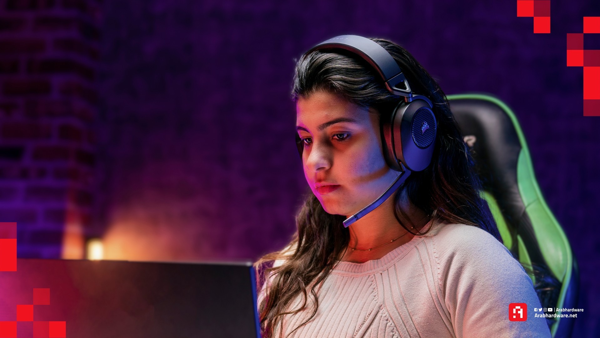 Corsair HS65 Wireless صورة لمستخدم يرتدي سماعة