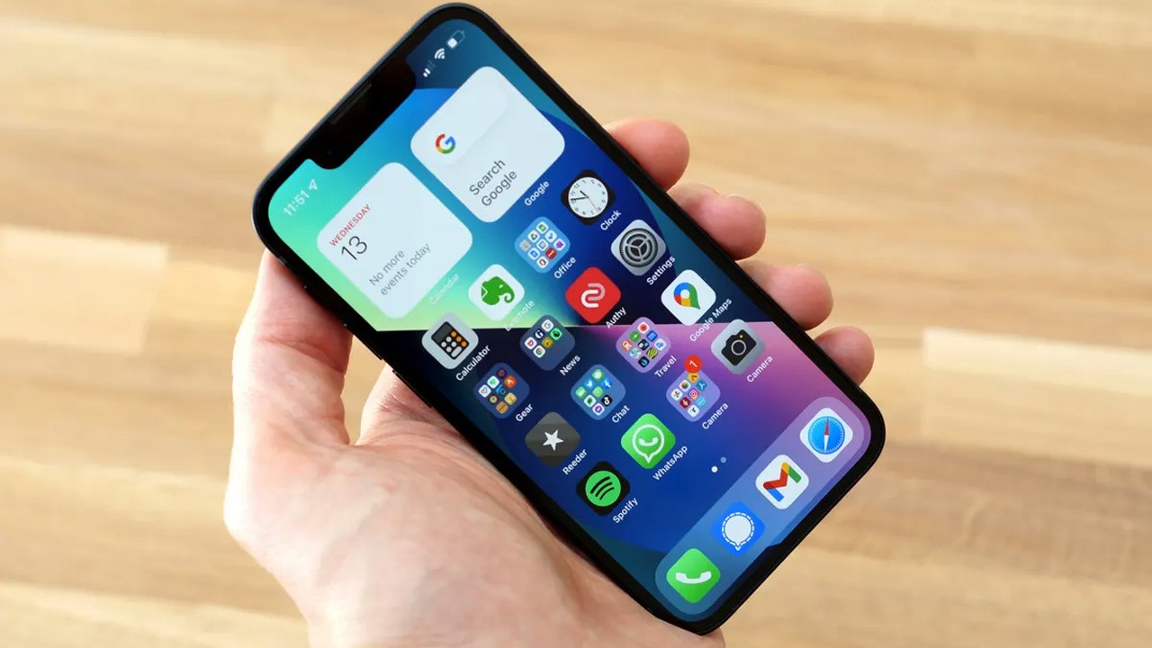 لماذا أصبحت الهواتف كبيرة الحجم؟ .. صورة هاتف iPhone 13 Mini