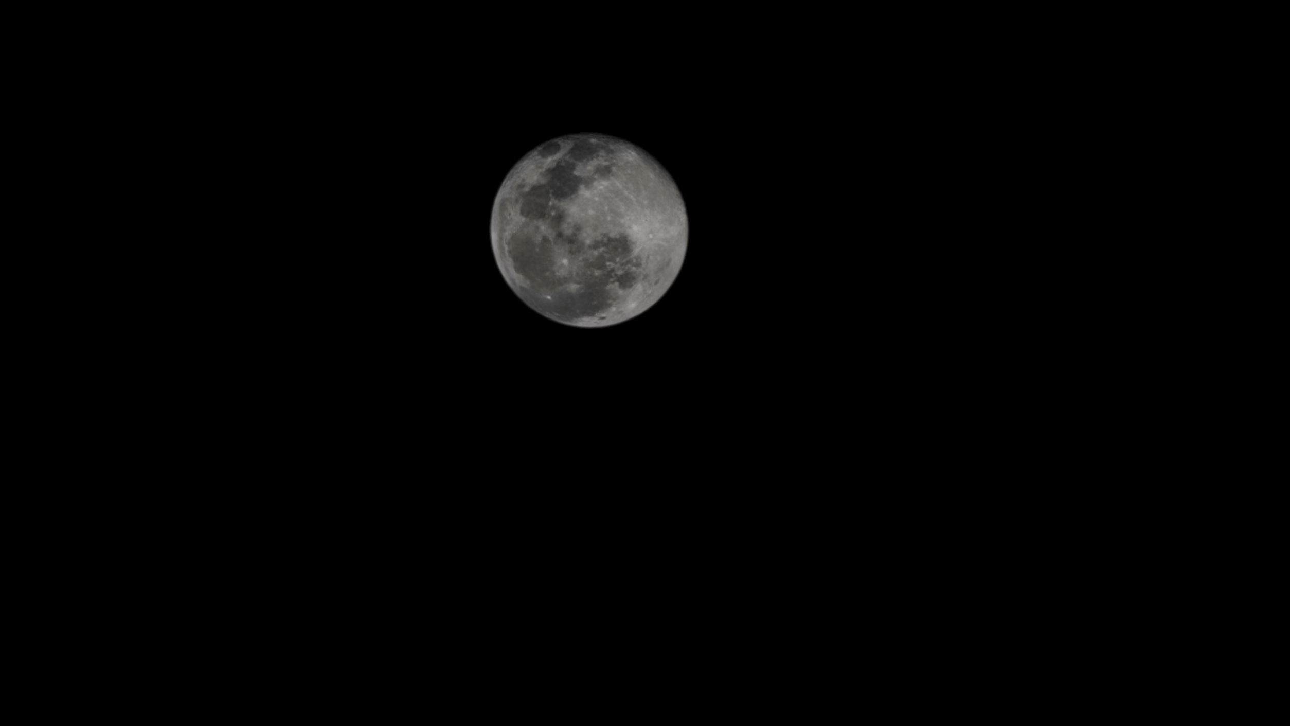 صورة التقطناها للقمر باستخدام هاتف جلاكسي S23 آلترا