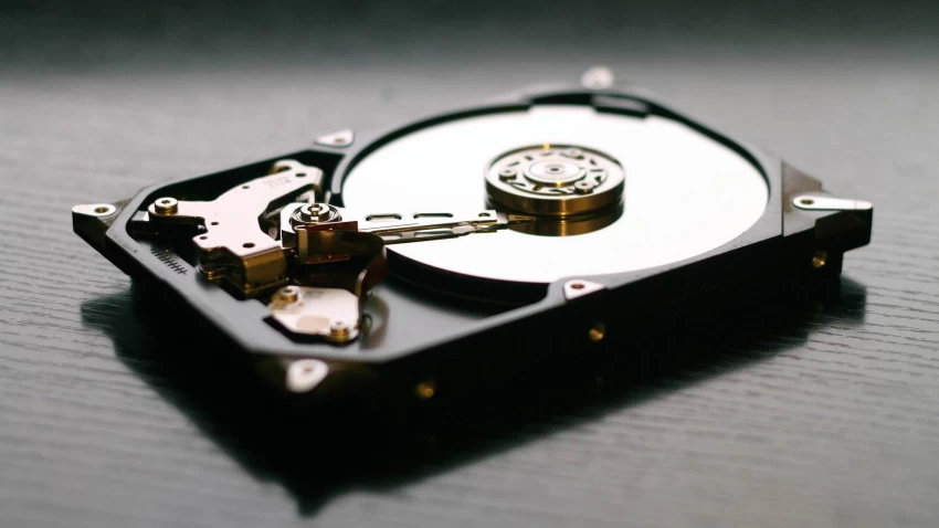 Windows 11 يعاني من مشكلة تحوّل وحدات SATA لأجهزة قابلة للإزالة!